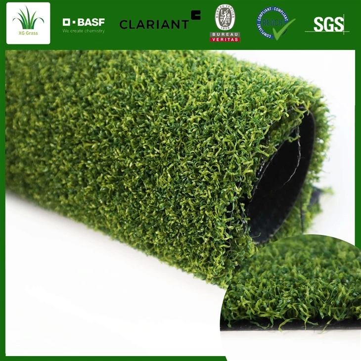Umelý trávny golf, ktorý ukladá zelenú farbu