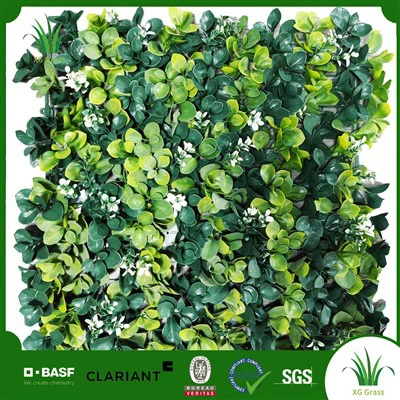 Stena z umelej trávy v interiéri